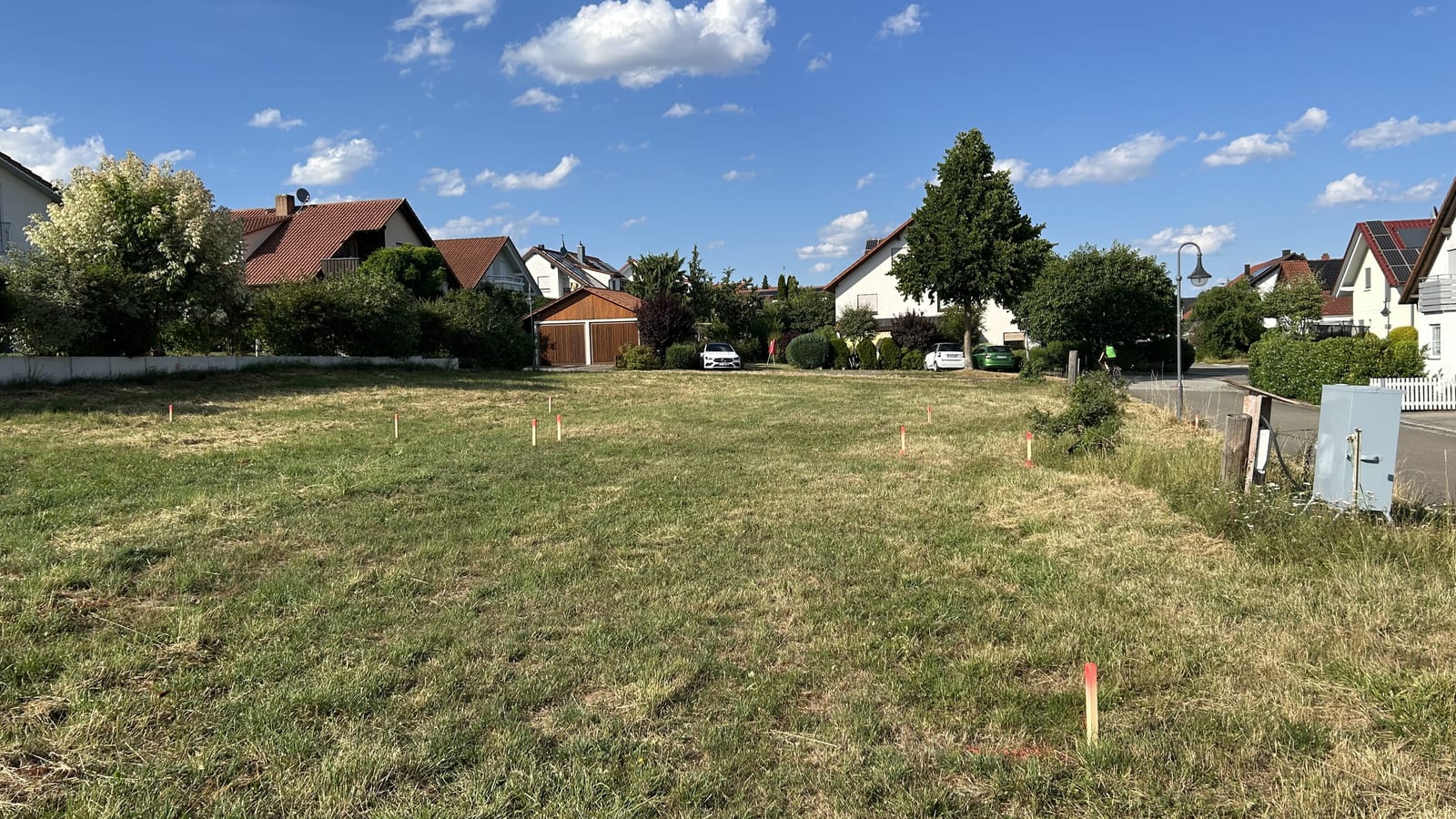 Unbebauter, vermessener Bauplatz in der Region Reutlingen und Tübingen, Grundstücksankauf durch Effizienzbau GmbH