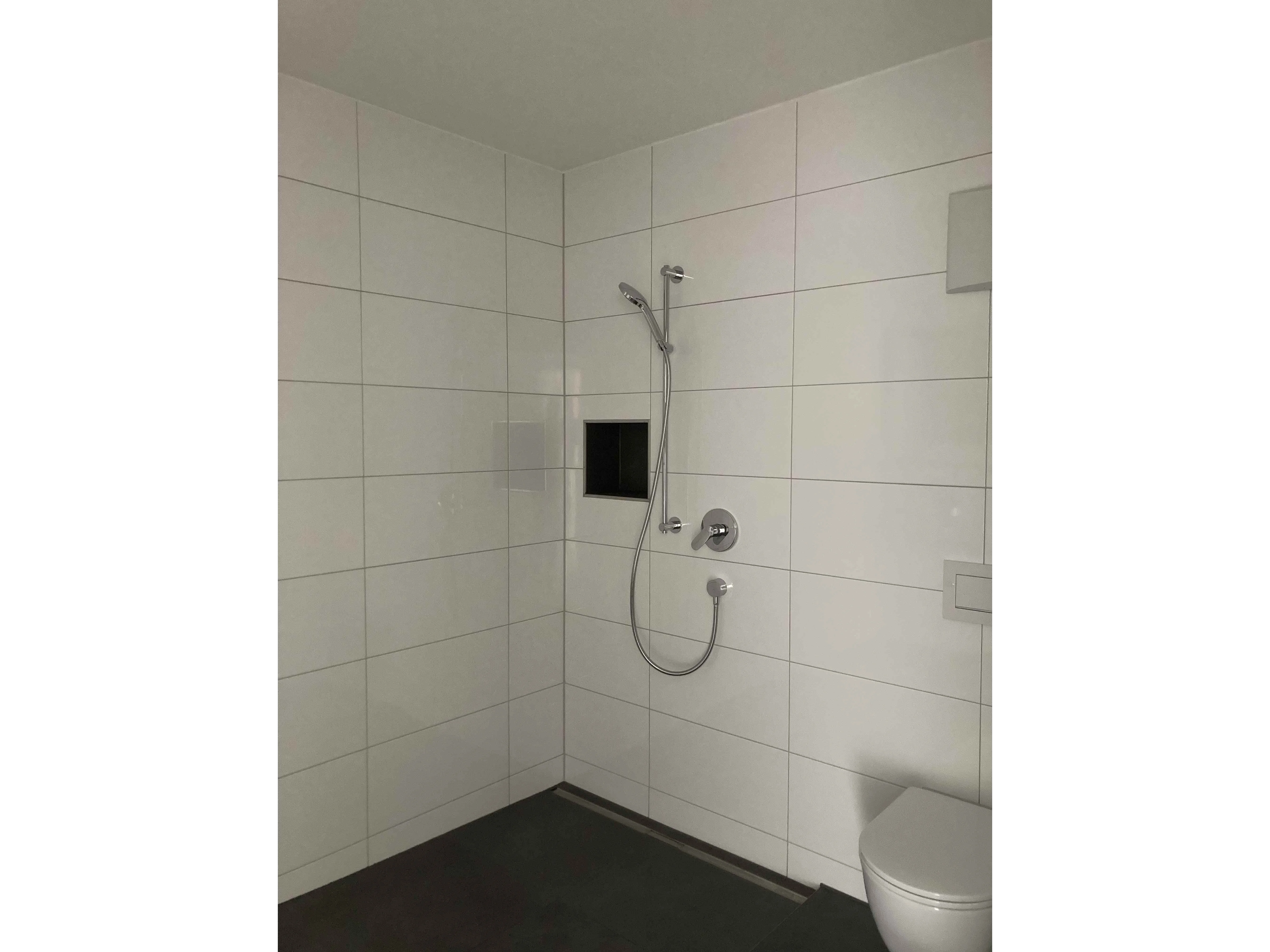 5-Familienhaus Pliezhausen: Barrierefreies Bad im Erdgeschoss