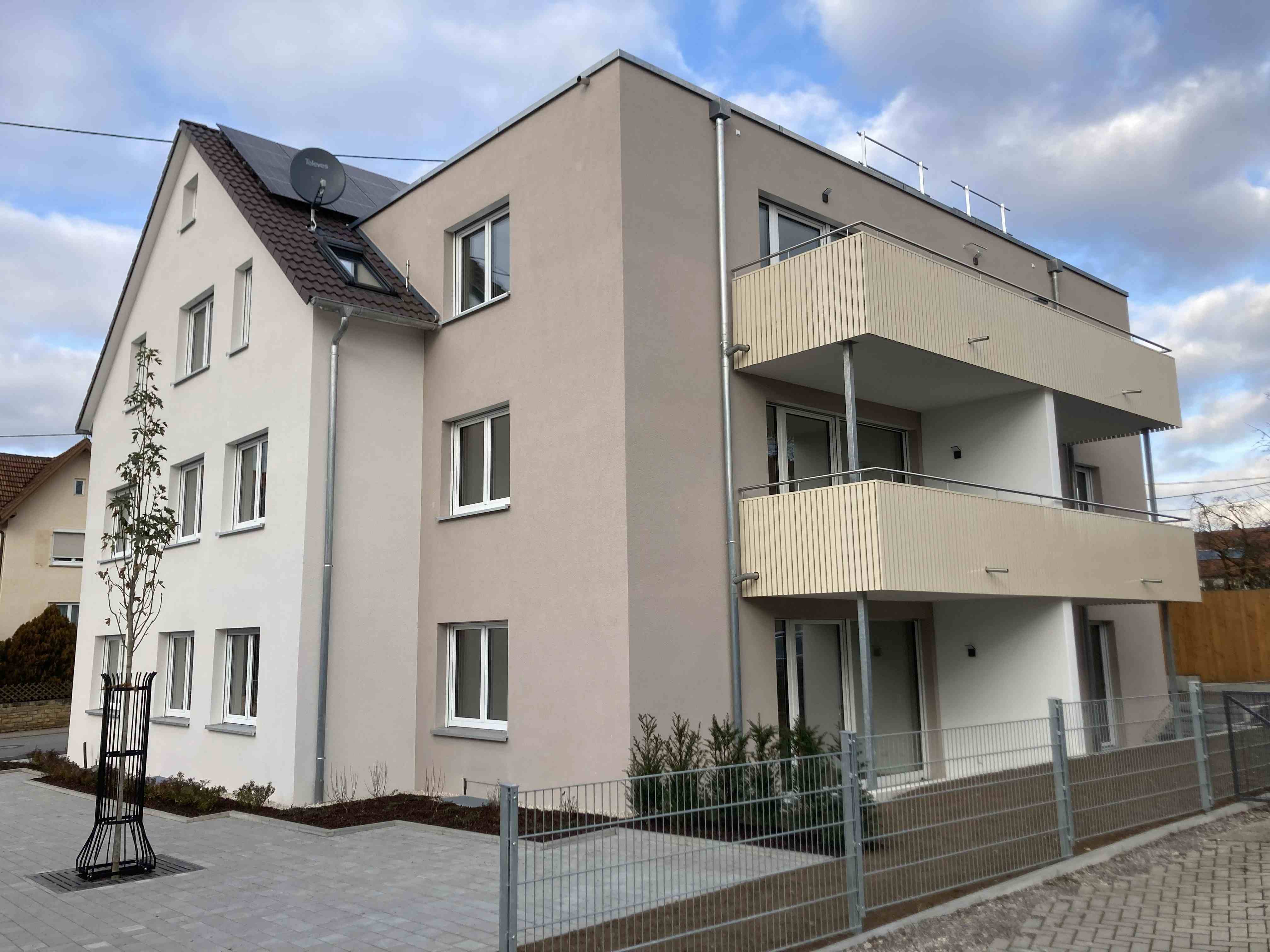 6-Familienhaus Walddorfhäslach: Außenansicht Südwest mit Balkonen