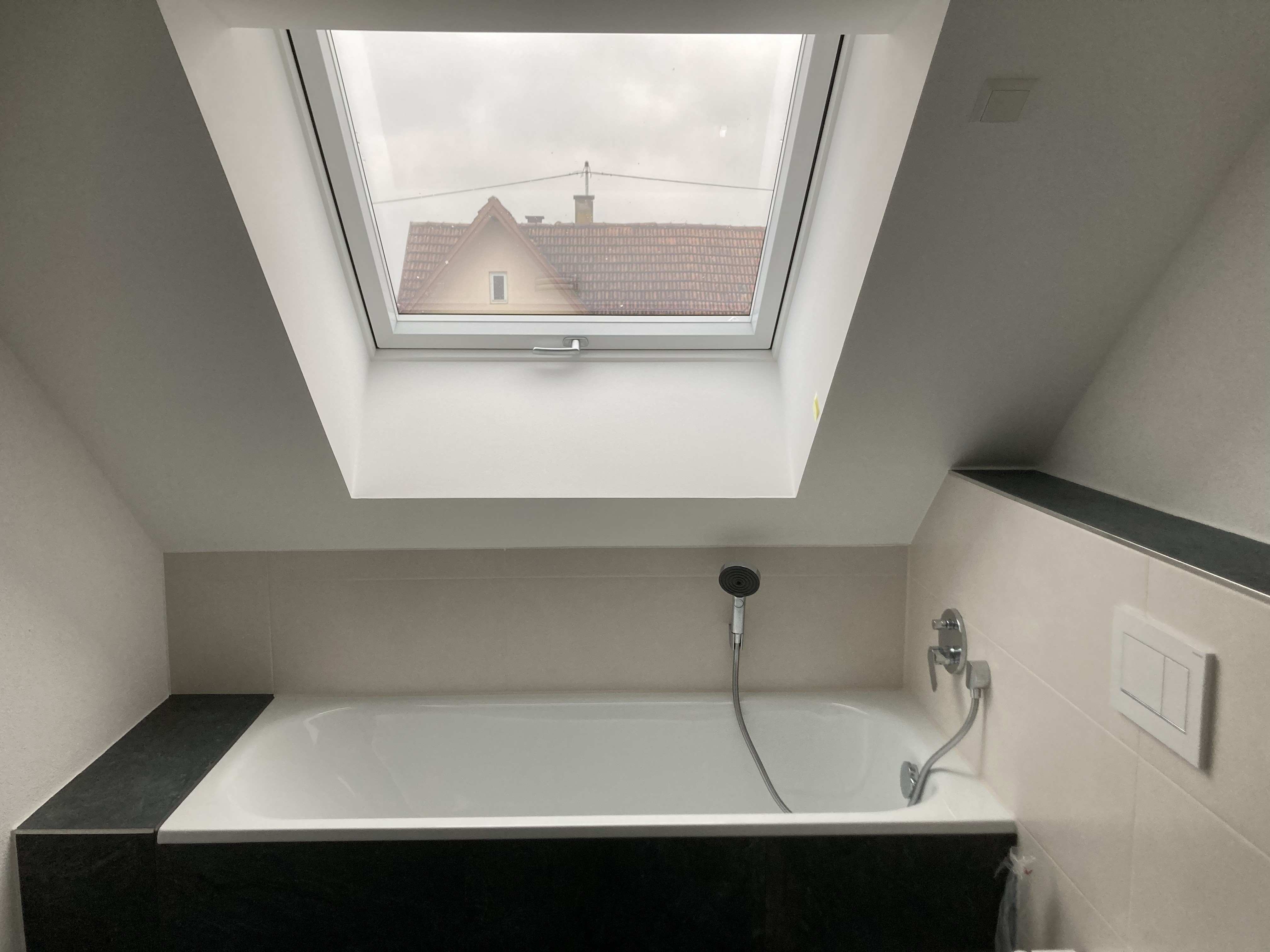 6-Familienhaus Walddorfhäslach: Hochwertiges Bad mit barrierefreier Dusche